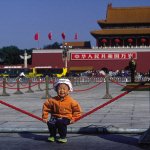 Jonge bezoeker op Tiananmen plein